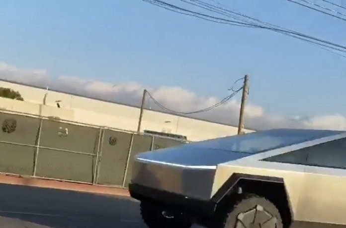 تسلا سايبرتراك تظهر في الطريق العام بكاليفورنيا