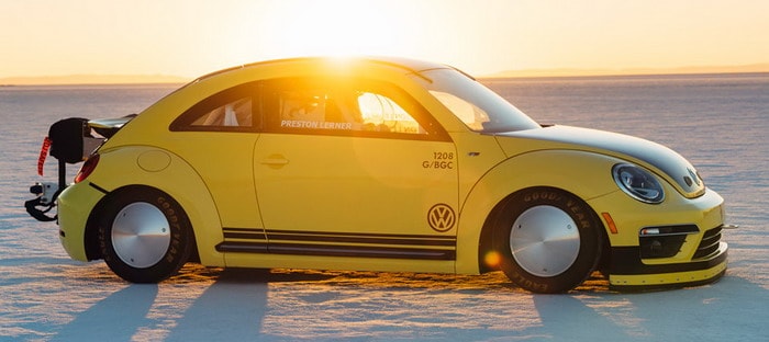 فولكس فاجن بيتل تبلغ سرعة تتجاوز 320 كم في حقول بونيفيل الملحية
