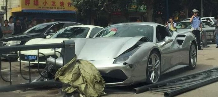 فيراري 488 GTB تصدم فيراري اخري من نفس الموديل في الصين