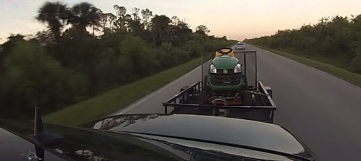 فيديو: مرسيدس E55 AMG تلقن نيسان 350Z درسًا قاسيًا وهي تجر جرار زراعي خلفها!