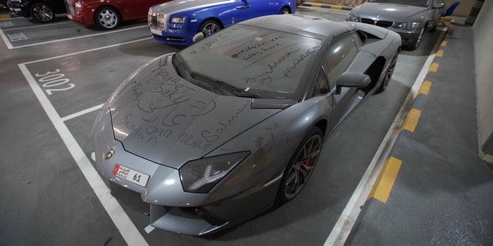 فيديو: لمبورجيني أفينتادور مهجورة بأحد ساحات الانتظار أبو ظبي