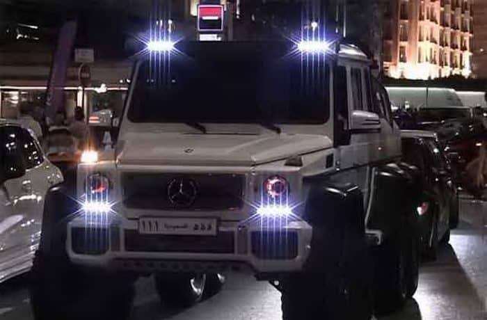 فيديو : سعودي يبهر العيون بمرسيدس G63 6×6 وباجاني هيورا