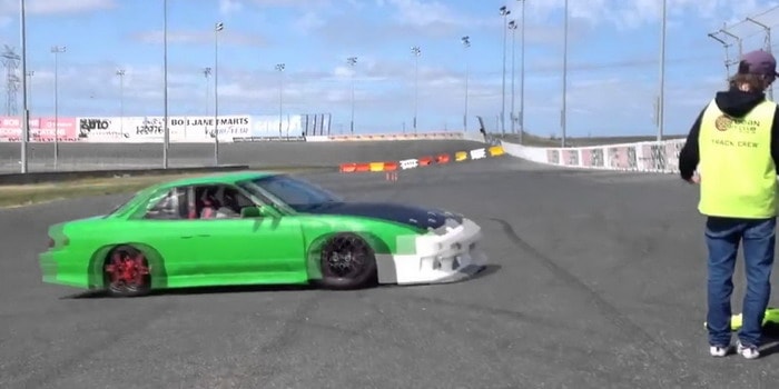 فيديو: نيسان S13 تتخلى عن عجلاتها الأمامية أثناء الدريفت