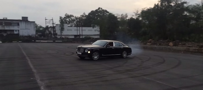 فيديو : بنتلي مولسان تمارس الدريفت في الهند . . هل تصدق ذلك ؟