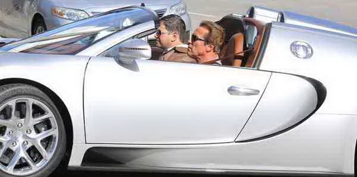 أرنولد شوارزنيجر يقود سيارته بوجاتي فيرون المتعطشة للوقود بعد مؤتمر بيئي