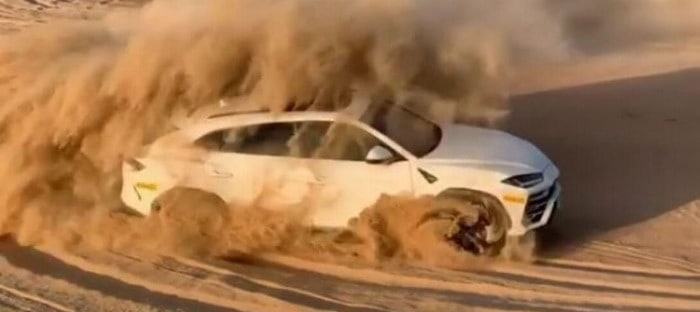 فيديو : لامبورجيني أوروس تمارس الدريفت في صحراء الإمارات