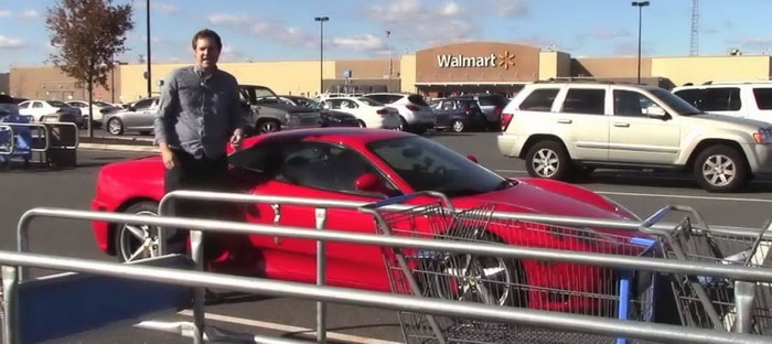 فيديو : مالك سيارة فيراري 360 يثبت أن قيادة سيارة فائقة يومياً كحرق المال للتدفئة