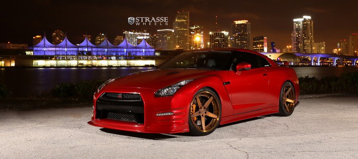 نيسان GTR تتألق بعجلات Strasse وطلاء أحمر حريري دموي