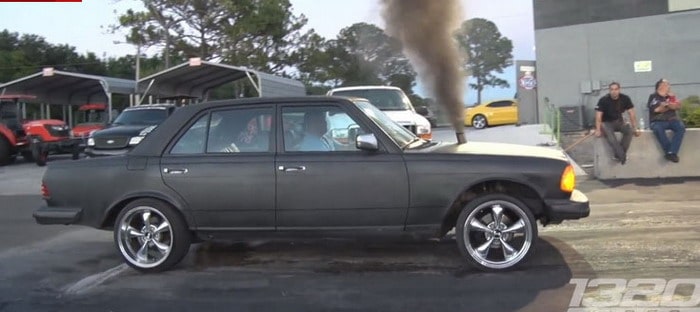 فيديو : هذه السيارة المرسيدس الديزل من التسعينيات لا تحتاج للسرعة لتقدم المرح