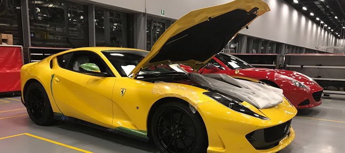 فيراري 812 Superfast صفراء تبدو ساحرة في أول ظهور حي لها