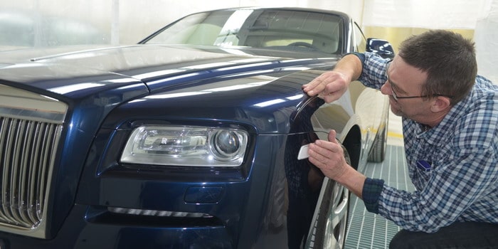 حرفيّ متخصّص من رولزرويس يحضر إلى الكويت في مهمة خاصّة