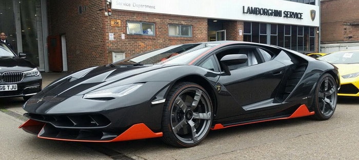 أول نسخ لامبورجيني سنتناريو الأوروبية تصل الي لندن