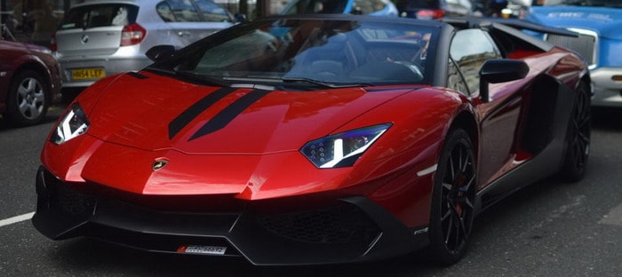 لامبورجيني أفنتادور LP 7204 50 Anniversario رودستر بلوحات إماراتية تشعل لندن