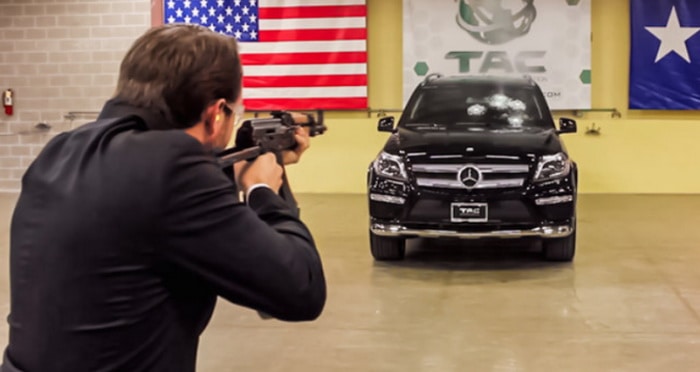 فيديو : مرسيدس GL مدرعة تختبر قدرات زجاجها الأمامي أمام طلقات مدفع AK47