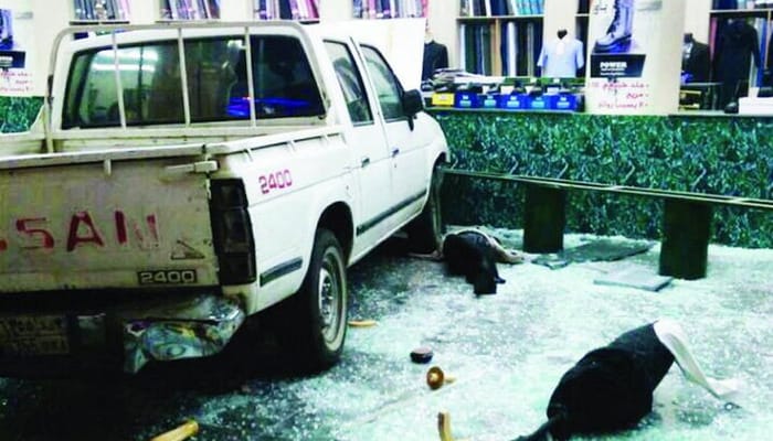 بيك أب مسرعة تقتحم متجر للملابس العسكرية في المدينة المنورة