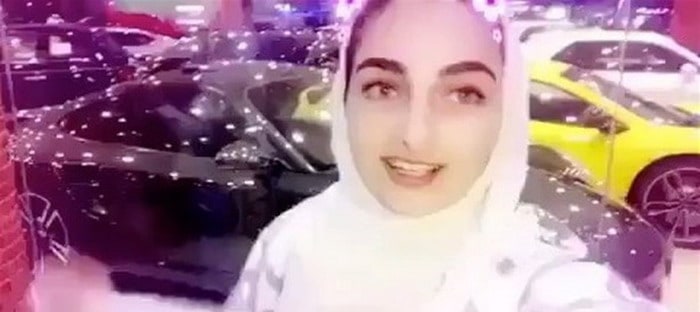 فيديو : سعودية تدعى أنها أول من اشترت سيارة فارهة في المملكة