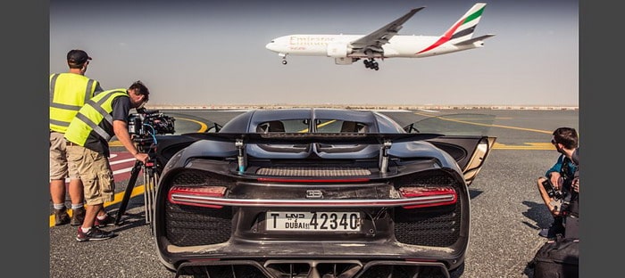 فيديو: شاهدوا بوجاتي شيرون بقيمة 10 مليون درهم تسابق الرياح في مطار دبي