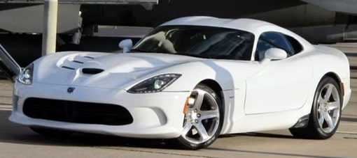 فيديو: SRT فايبر تسابق طائرة F16 فايبر لتضع كل منهما ما لديها من القوة على المدرج