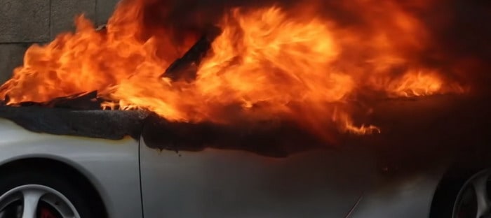بورشة 911 تشتعل بالنيران من قبل محتجين في فرنسا