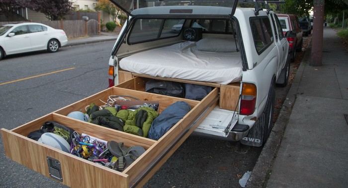 مالك شاحنة تويوتا تاكوما يحولها لحجرة نوم مريحة للعطلات