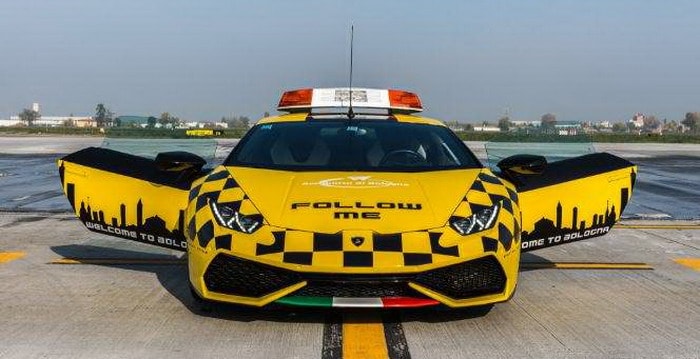 لامبورجيني هوراكان Follow Me Car تذهل المسافرين في مطار بولونيا