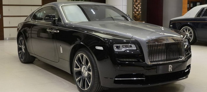 رولزرويس واريث باللون الأسود الماسي والفضي في أبوظبي