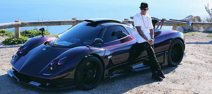 سائق مرسيدس لويس هاميلتون يشتري سيارة فيراري لافيراري