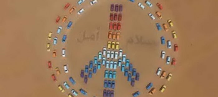 علامة السلام تتشكل في صحراء الإمارات من خلال 125 سيارات لاندكروزر