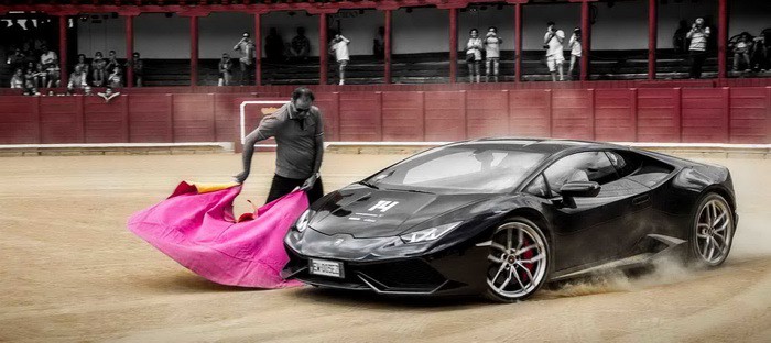 لامبورجيني هوراكان تواجه مصارع ثيران في أسبانيا !!