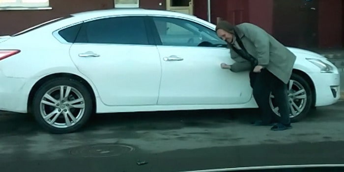 فيديو: سكير روسي يقرر تحطيم نيسان ألتيما دون سبب وجيه
