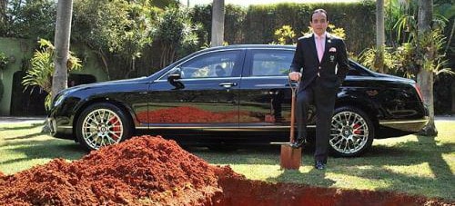 رجل أعمال برازيلي يدفن سيارته البنتلي ليحفظها للحياة القادمة !!