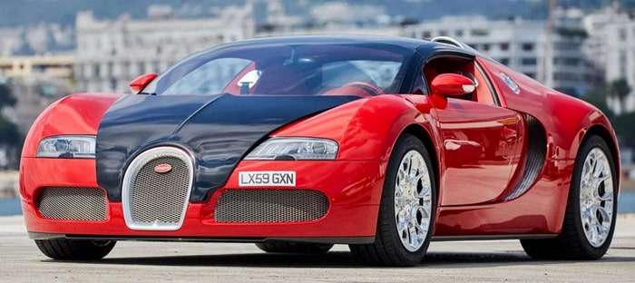 بوجاتي فيرون جراند سبورت باللون الأحمر في الواقع زرقاء