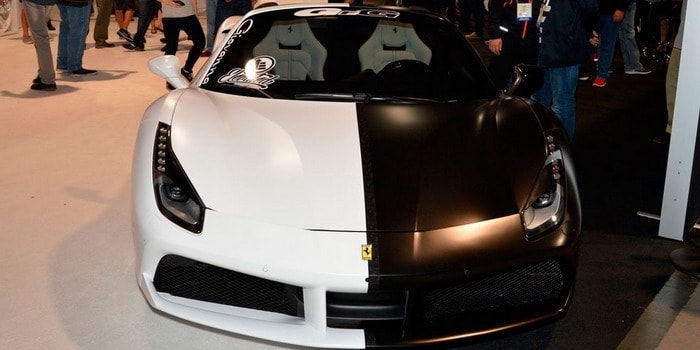 Giovanni Wheels تقدم فيراري باللونين الأبيض والأسود في معرض SEMA