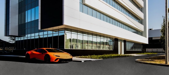 لامبورجيني تحافظ على بيع المزيد من السيارات وتفتح مصانع جديدة