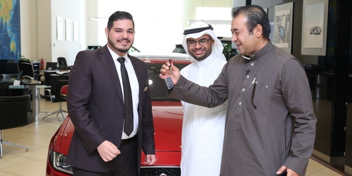 جاجوار تسلم سفيرها في المملكة سيارة XES الجديدة