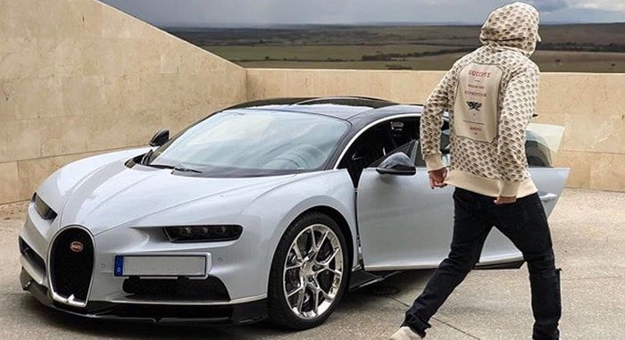 سيارة كريم بنزيمة بوجاتي شيرون الجديدة تحمل مواصفات خاصة للغاية