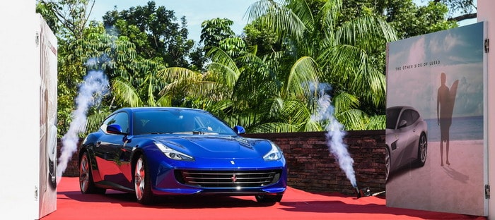 فيراري GTC4 Lusso T تصل سنغافورة خلال جولة حول العالم
