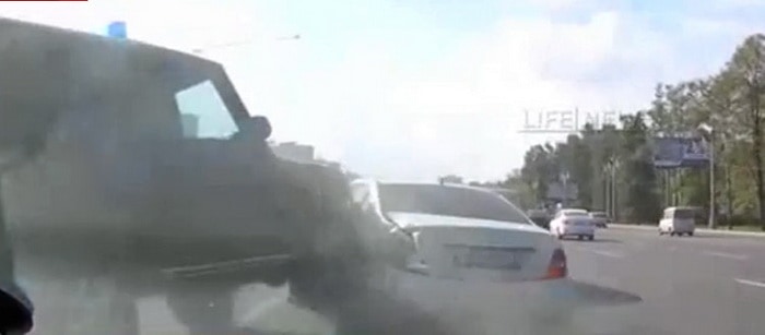 فيديو : مرسيدس C180 تصطدم بثلاث سيارات مرسيدس أخري في موسكو !!