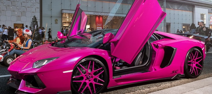 لامبورجيني أفنتادور باللون الوردي تدير الرؤوس في طوكيو