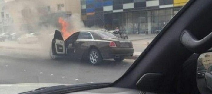 رولزرويس فاخرة تتفحم تماماً في الرياض والسبب غامض !!