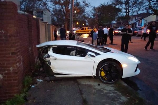 لمبورجيني افنتادور تنقسم لنصفين فى حادث بنيويورك