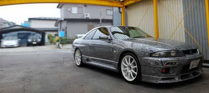 زوجة تساعد زوجها لتحويل سيارته نيسان Skyline GTR للوحة فنية غير تقليدية