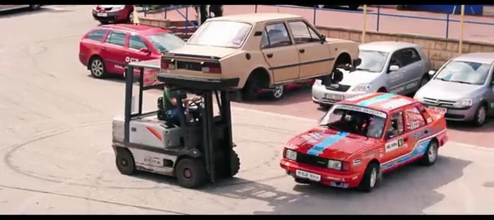 فيديو : عرض جيمخانا مميز بسيارة سكودا 130 LR قديمة . . لا تفوتوا المتعة !!