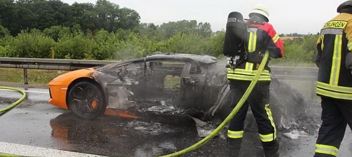 بالصور: لمبورجيني افنتادور تحترق على الاوتوبان بسبب تبديل المحرك بشكل خاطئ