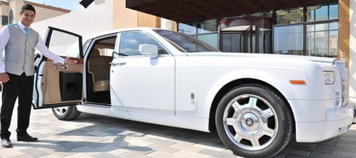 جنة للفنادق تستخدم رولزرويس لنقل عملائها للمطار أو الفندق