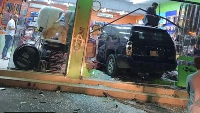 سيارة تقتحم معرض لاكسسوارات السيارات في السعودية