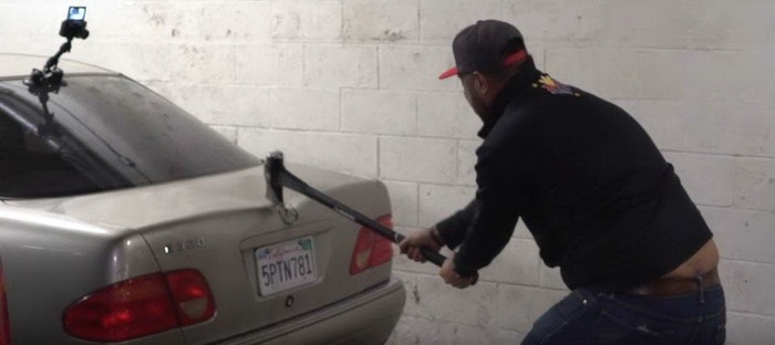 فيديو : كم عدد ضربات الفأس التي تحتاجها عملية تحطيم سيارة مرسيدس EClass ؟