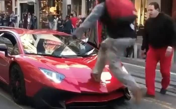 فيديو : رجل يقفز على لامبورجيني أفينتادور SV ويتلقى لكمة في وجهه