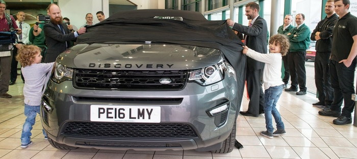 لاندروفر تحتفل بعيد الأم بنسخة ديسكفري سبورت رقم 100000 مصممة من أطفال لأمهم