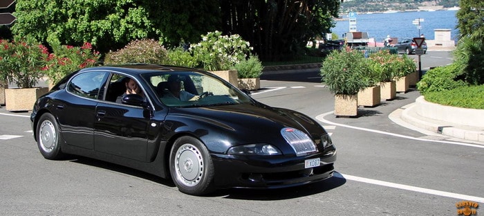 فيديو : إحدي نسختي بوجاتي EB112s النادرة ترصد في موناكو